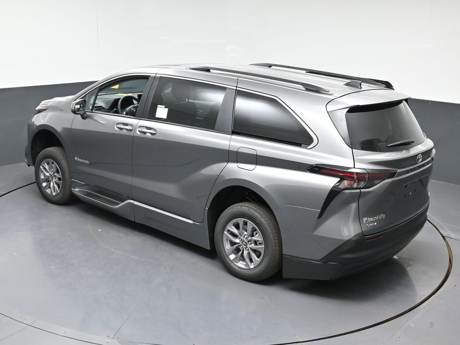 New 2026 Toyota Sienna Hybrid XLE Base - BraunAbility Side Entry Fold Out Automatic Ramp
