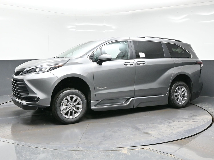 Grey Toyota Sienna image number 2