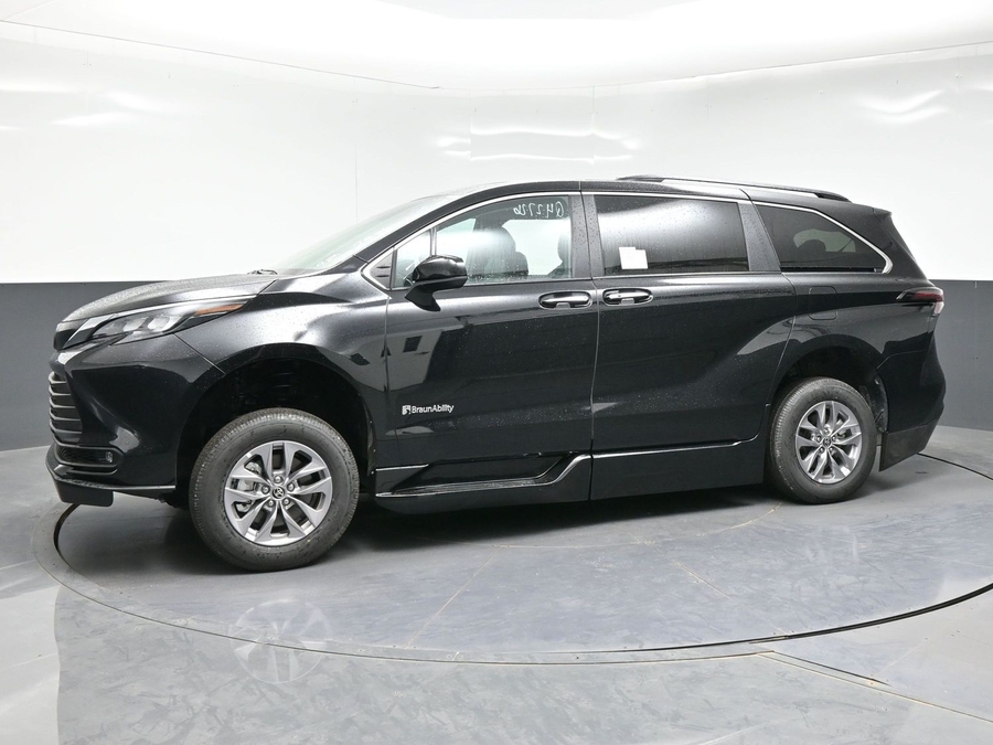 New 2026 Toyota Sienna Hybrid XLE Base - BraunAbility Side Entry Entry Fold Out Automatic Ramp