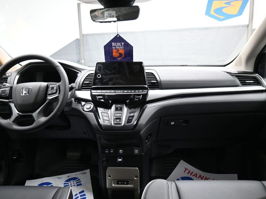 White Honda Odyssey image number 12
