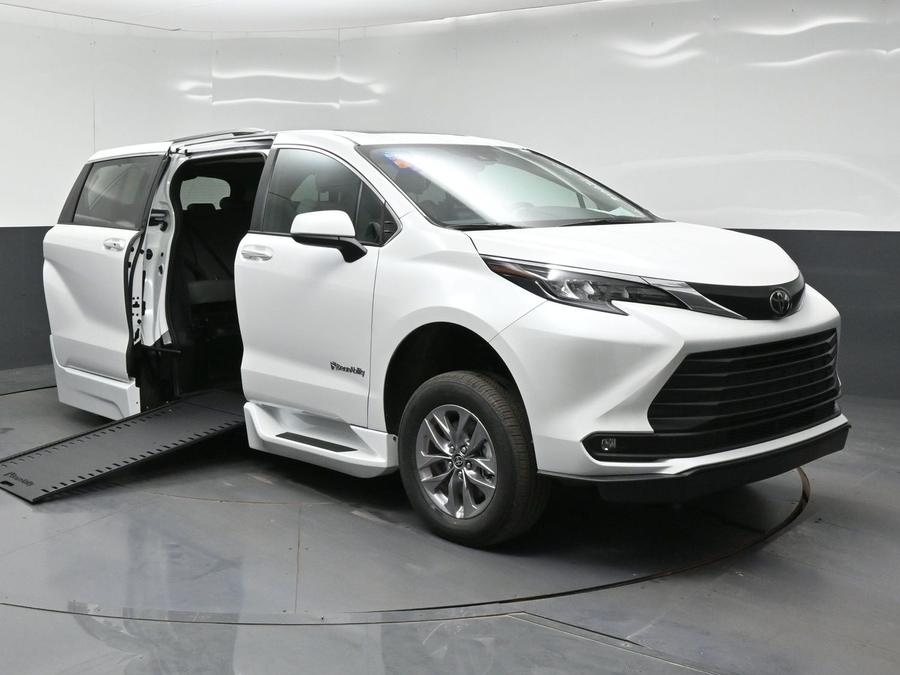 White Toyota Sienna image number 11