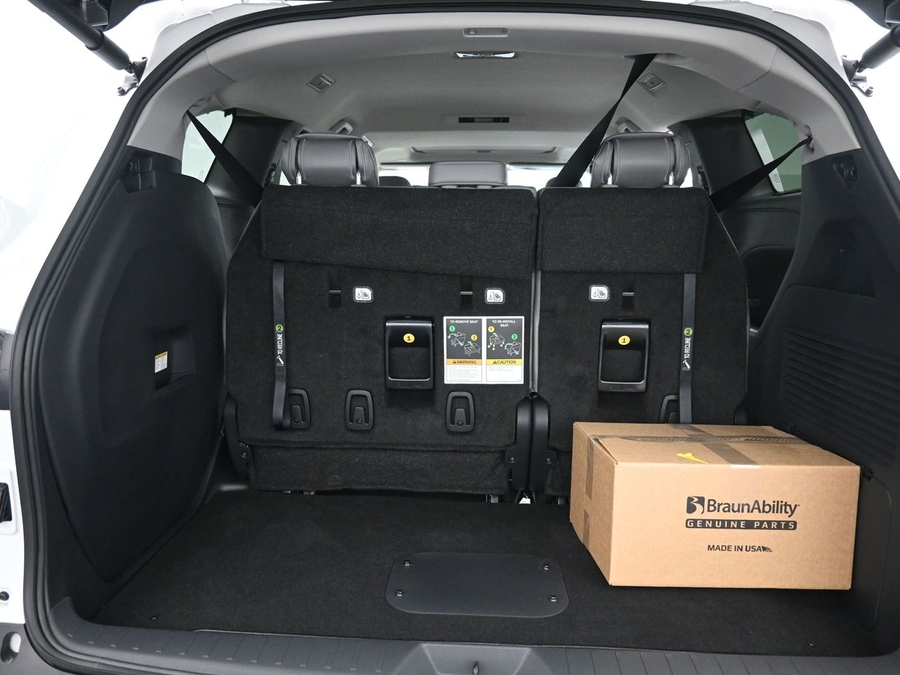 New 2026 Toyota Sienna Hybrid XLE Base - BraunAbility Side Entry Fold Out Automatic Ramp