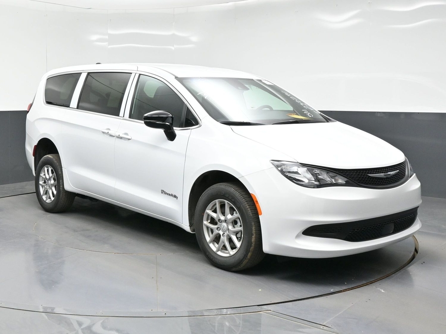 White Chrysler Voyager image number 23