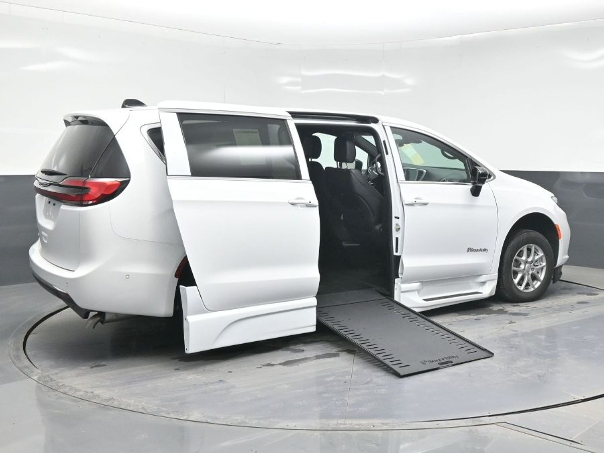 White Chrysler Pacifica image number 6
