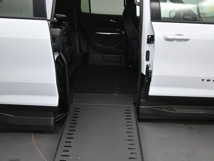 New 2026 Chevrolet Traverse 1LT Midnight - BraunAbility Side Entry In Floor Automatic Ramp