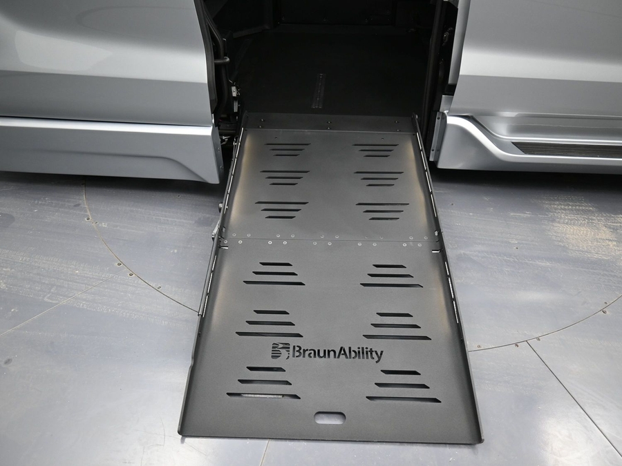 New 2025 Toyota Sienna Hybrid XLE Base - BraunAbility Side Entry Entry Fold Out Automatic Ramp