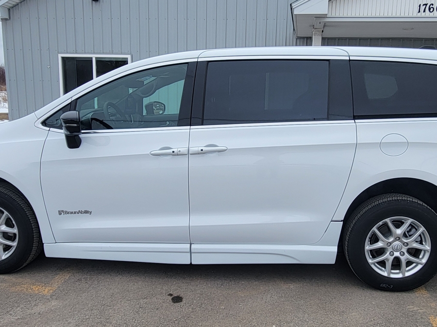 White Chrysler Pacifica image number 3