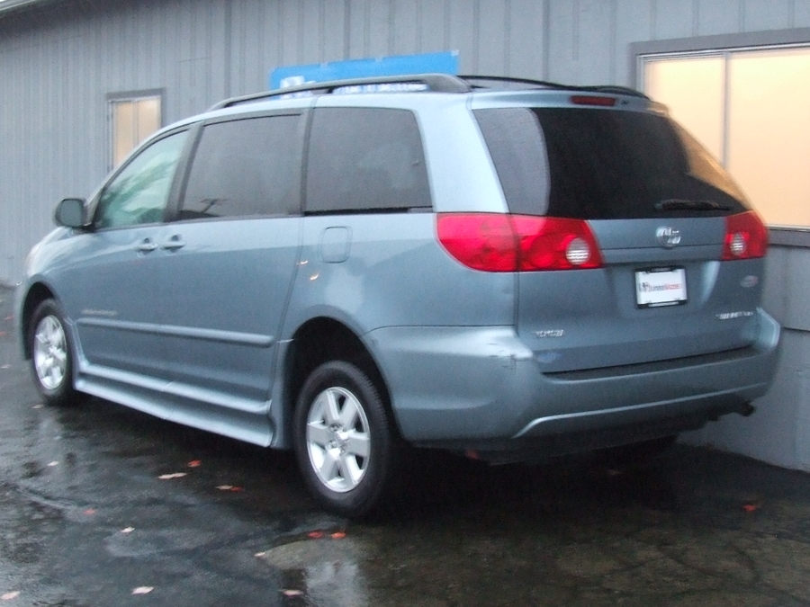 Used 2008 Toyota Sienna LE - BraunAbility Side Entry Entry Fold Out Automatic Ramp