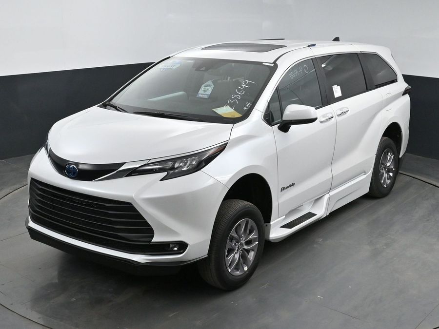 New 2025 Toyota Sienna Hybrid XLE Base - BraunAbility Side Entry Entry Fold Out Automatic Ramp