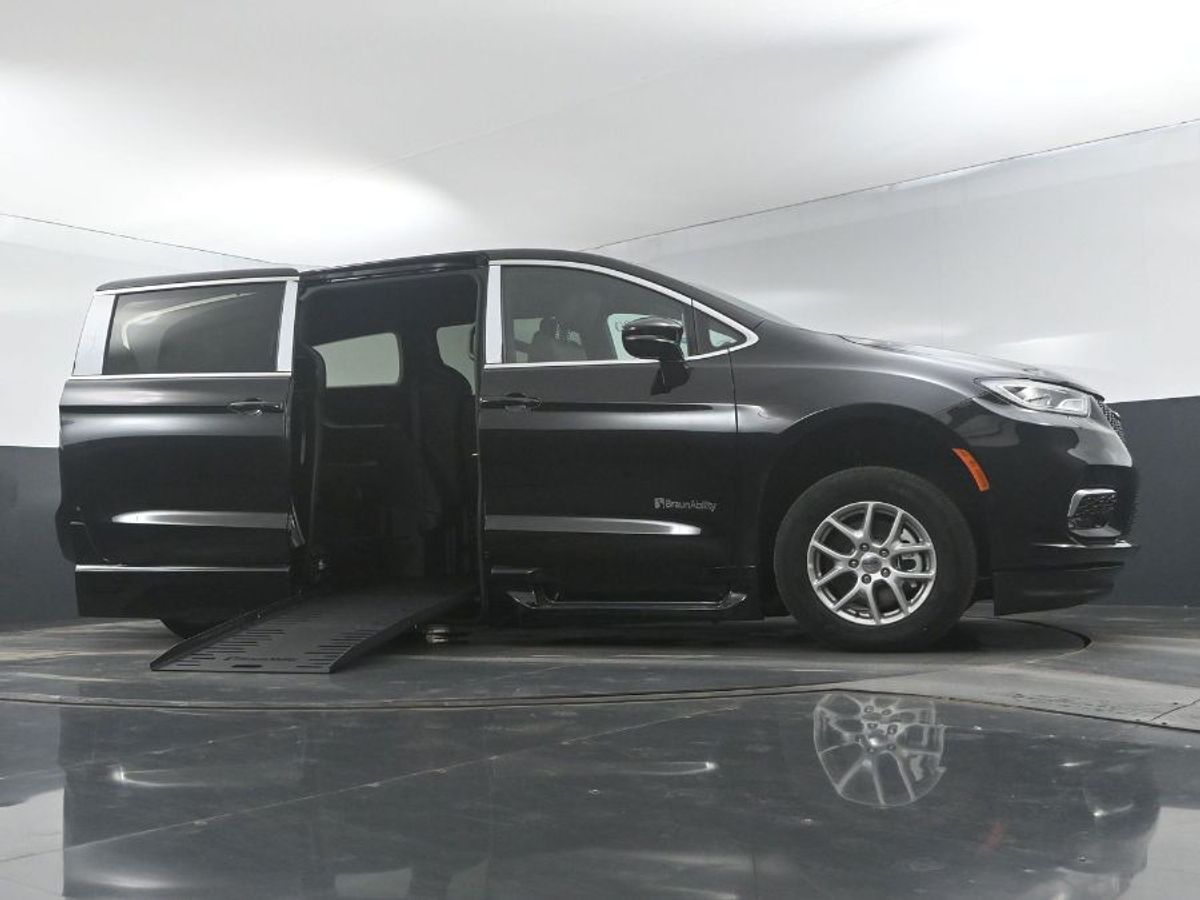 Black Chrysler Pacifica image number 18