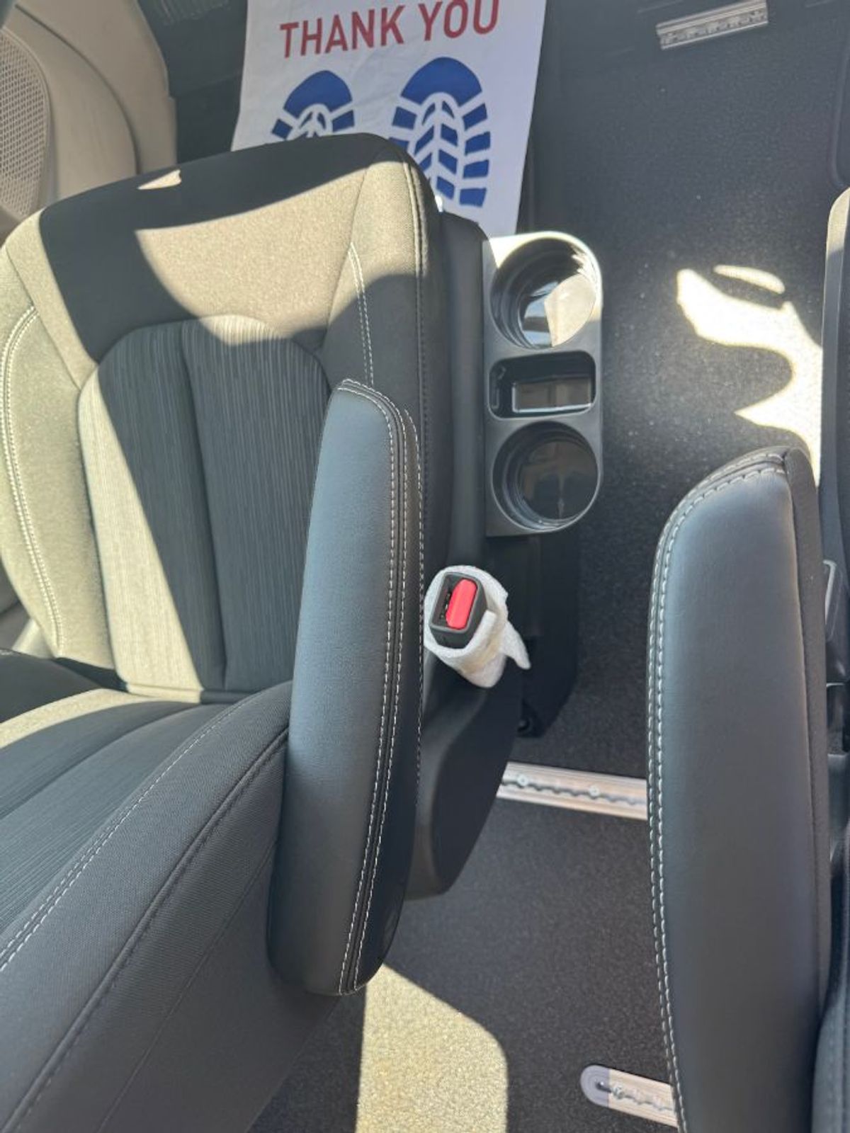 White Chrysler Voyager image number 22