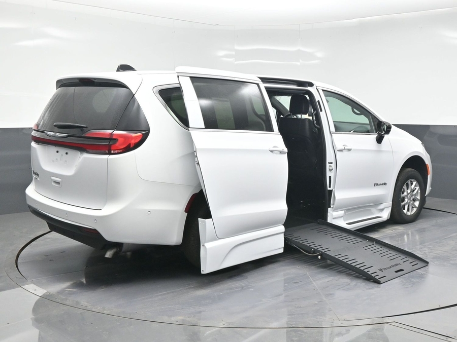 New 2025 Chrysler Pacifica Select Safety - BraunAbility Side Entry Entry Fold Out Automatic Ramp