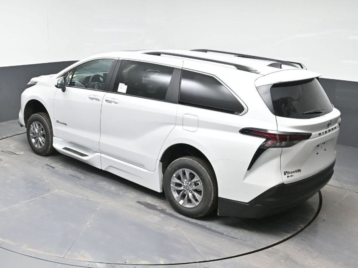 2025 TOYOTA SIENNA - Image 25