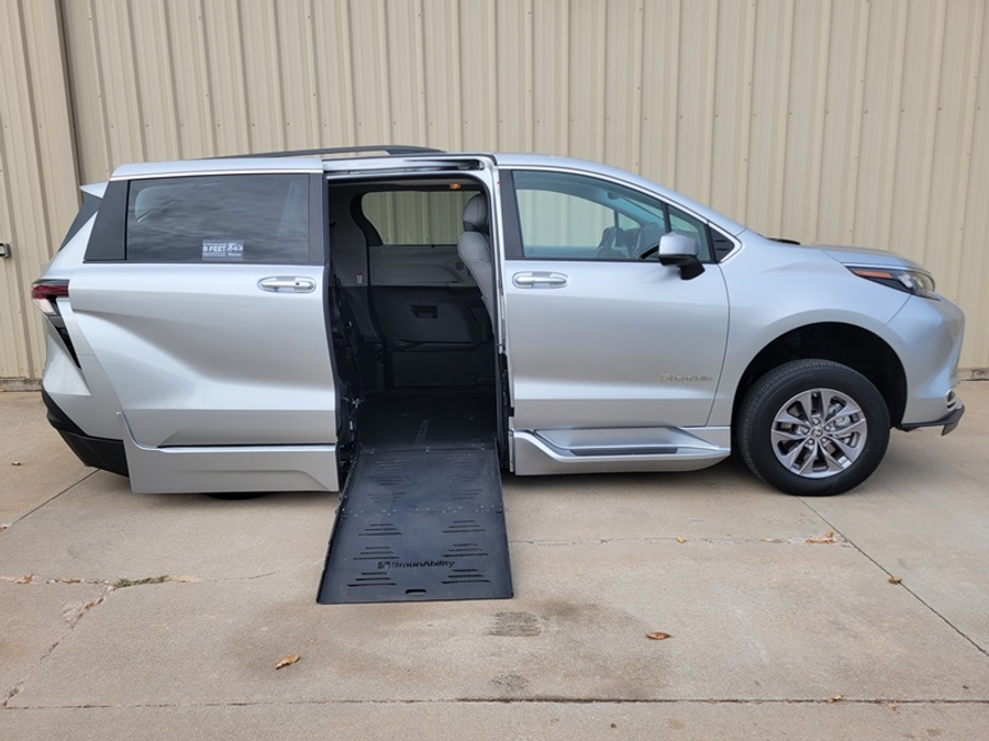 Used 2024 Toyota Sienna Hybrid XLE Plus - BraunAbility Side Entry Entry Fold Out Automatic Ramp
