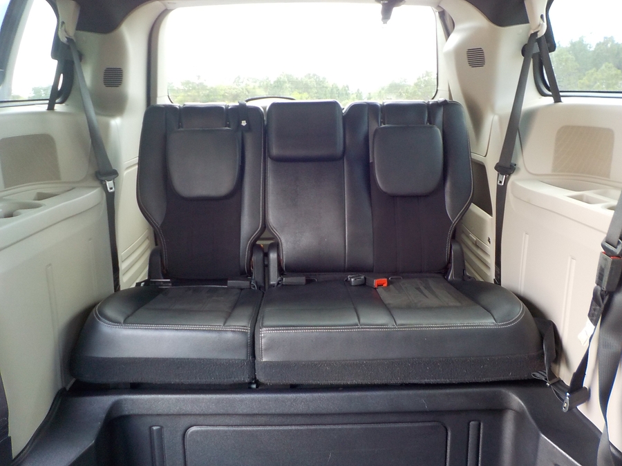 Silver Dodge Grand Caravan image number 16