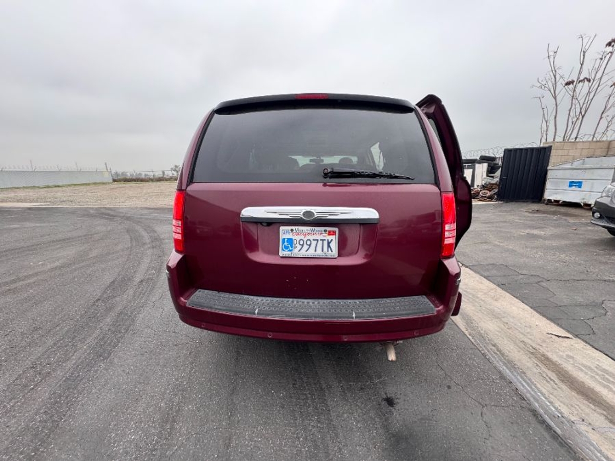 2009 CHRYSLER TOWN AND COUNTRY - Image 7