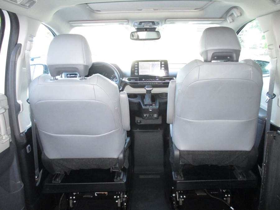 White Toyota Sienna image number 12