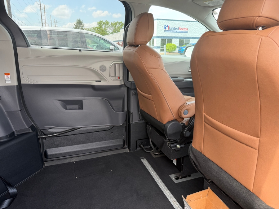 Used 2022 Toyota Sienna Hybrid LE - RLX Side Entry Entry In Floor Automatic Ramp