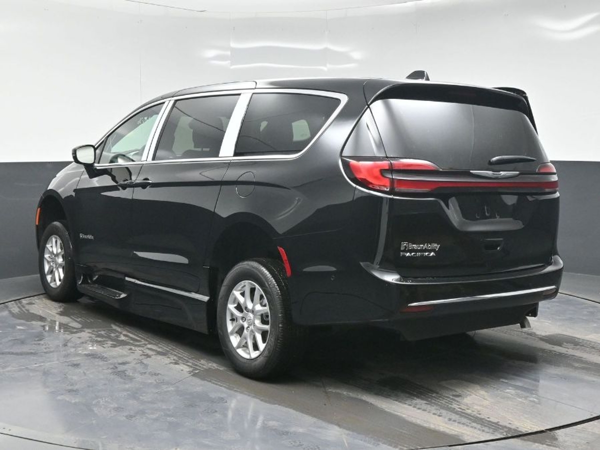 Black Chrysler Pacifica image number 4