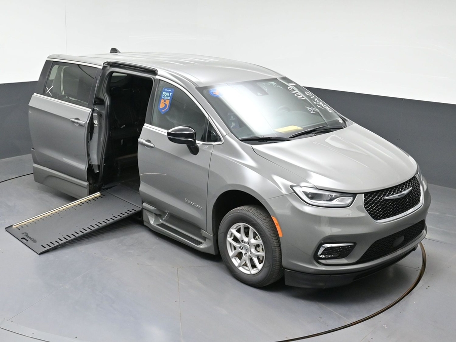 Used 2025 Chrysler Pacifica Select - BraunAbility Side Entry In Floor Automatic Ramp