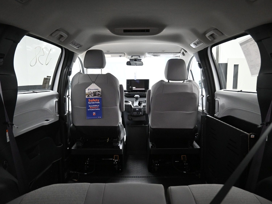 New 2025 Toyota Sienna Hybrid LE - BraunAbility Side Entry Entry Fold Out Automatic Ramp