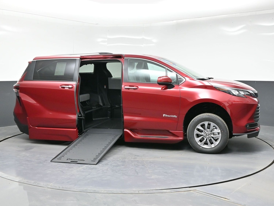 Red Toyota Sienna image number 7
