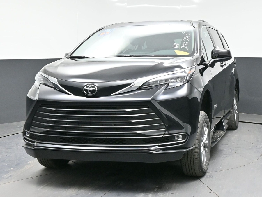 New 2026 Toyota Sienna Hybrid XLE Base - BraunAbility Side Entry Entry Fold Out Automatic Ramp