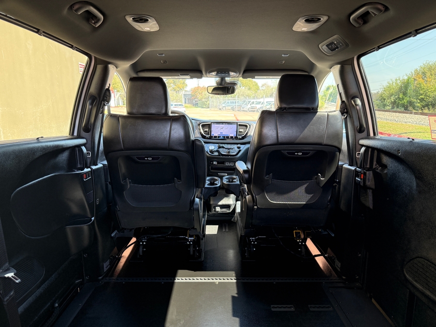 Used 2025 Chrysler Pacifica Select Safety - BraunAbility Side Entry In Floor Automatic Ramp