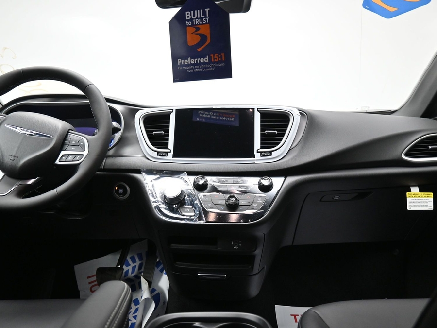 Red Chrysler Voyager image number 13