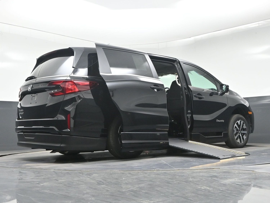 Black Honda Odyssey image number 19