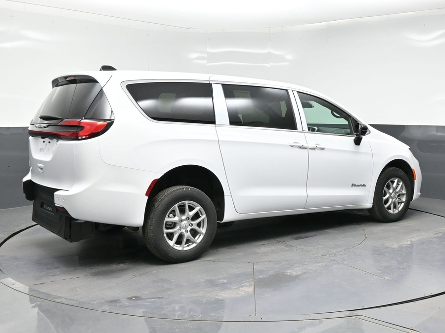 White Chrysler Pacifica image number 6