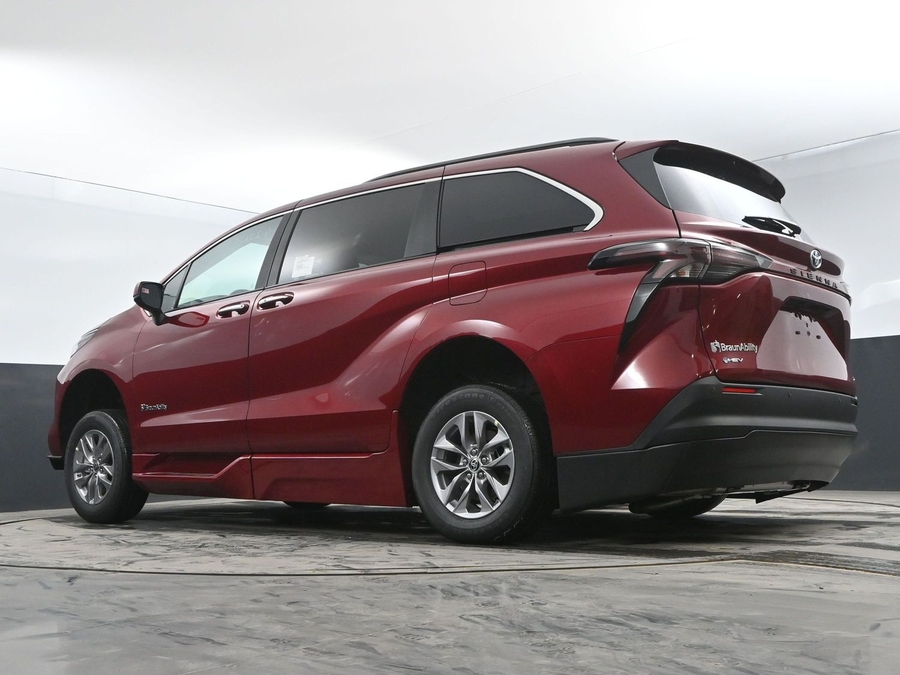 New 2025 Toyota Sienna Hybrid XLE Plus - BraunAbility Side Entry Entry Fold Out Automatic Ramp