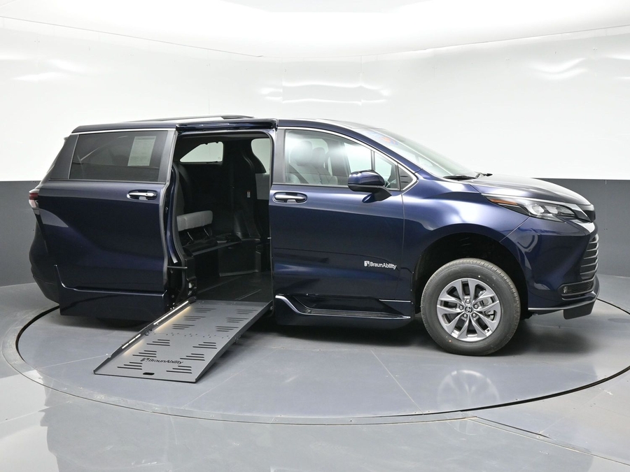 New 2026 Toyota Sienna Hybrid XLE Base - BraunAbility Side Entry Entry Fold Out Automatic Ramp