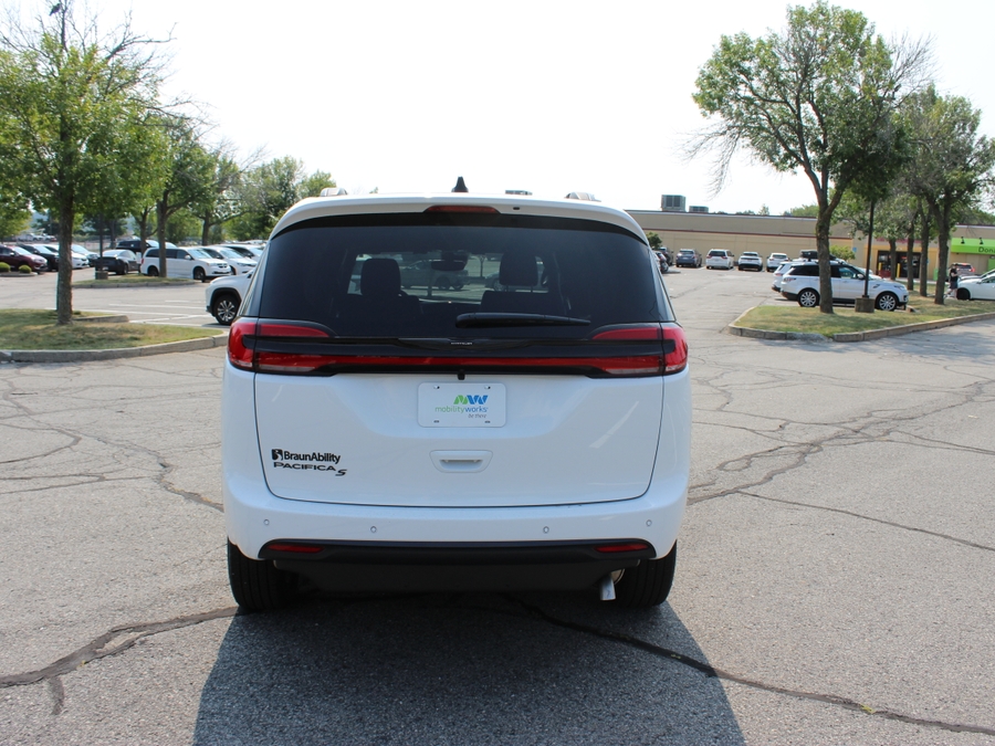 White Chrysler Pacifica image number 9