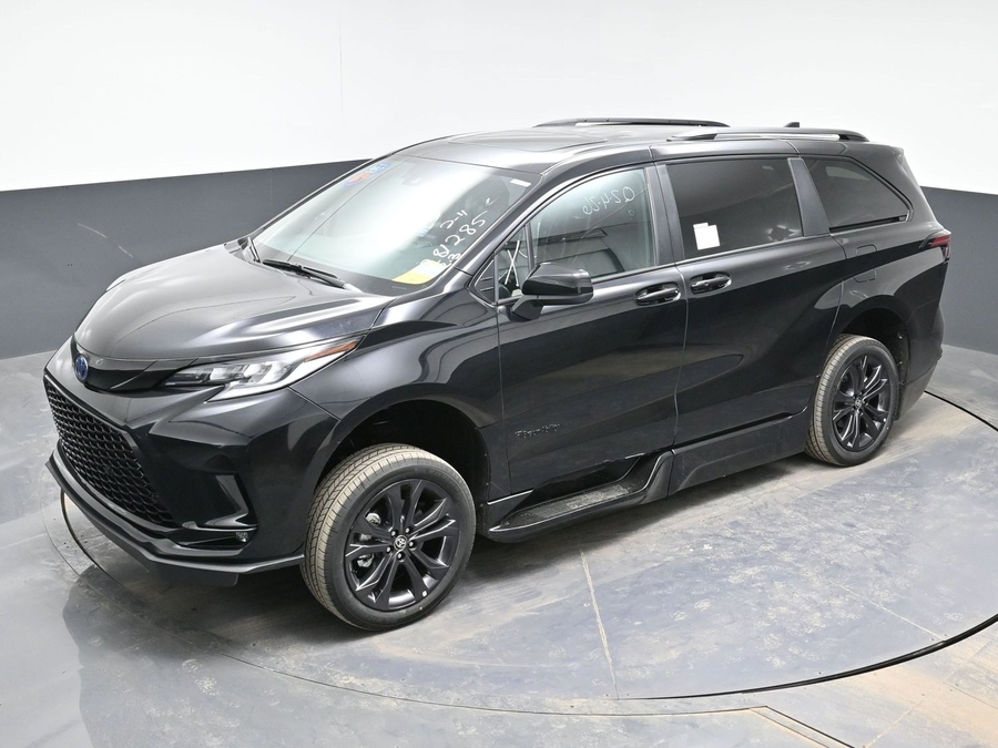 Black Toyota Sienna image number 23