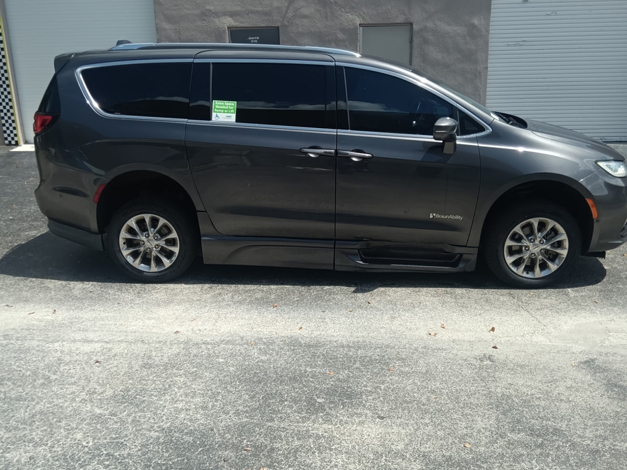 2021 Chrysler Pacifica Touring L's photo