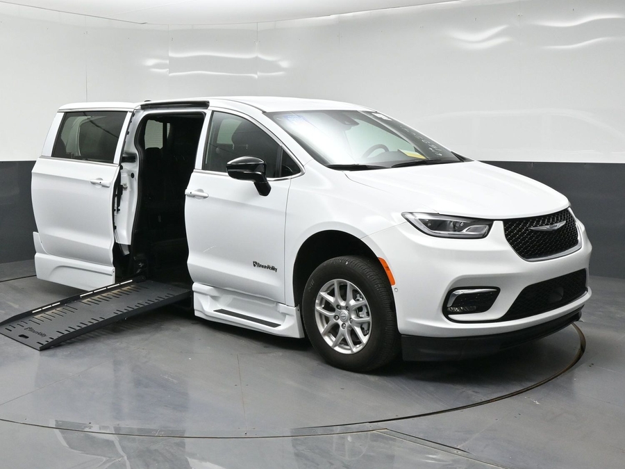 New 2026 Chrysler Pacifica Select Safety - BraunAbility Side Entry Fold Out Automatic Ramp