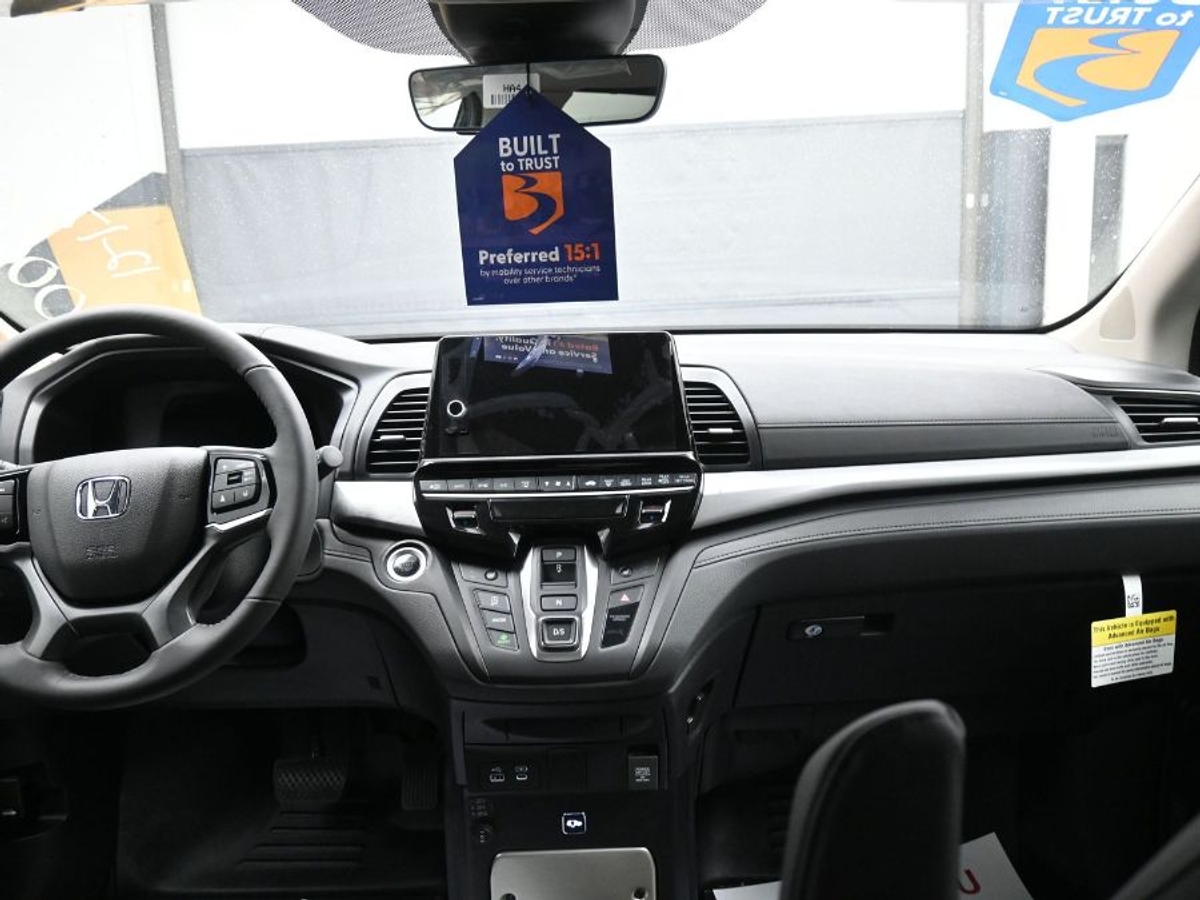 Black Honda Odyssey image number 12