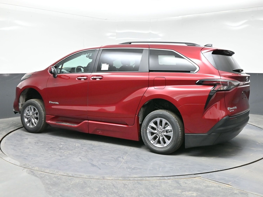 New 2026 Toyota Sienna Hybrid XLE Add - BraunAbility Side Entry Entry In Floor Automatic Ramp