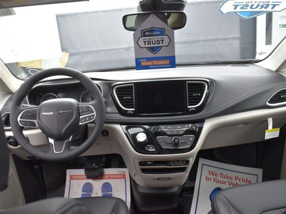 2023 CHRYSLER PACIFICA - Image 12