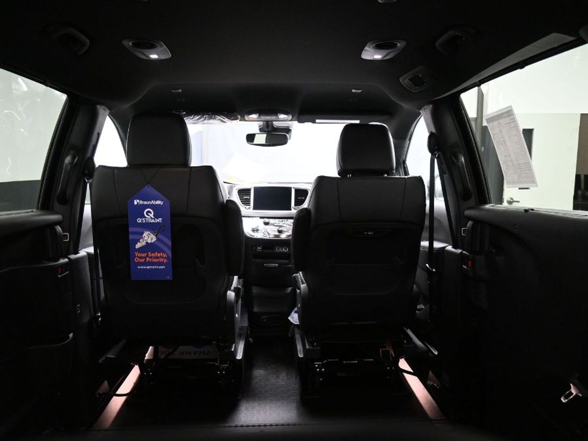 Black Chrysler Pacifica image number 14