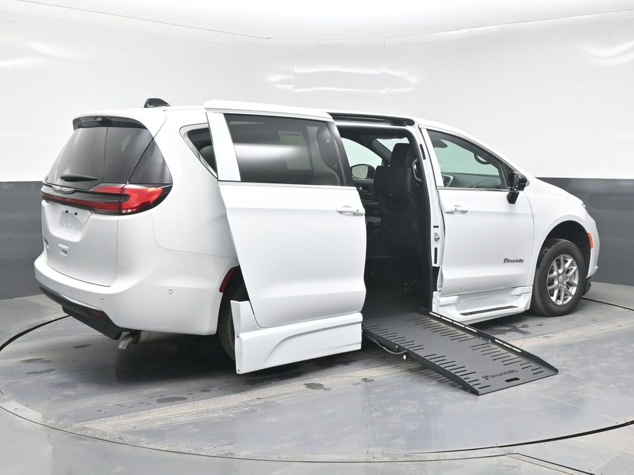 New 2025 Chrysler Pacifica Select Safety - BraunAbility Side Entry Entry Fold Out Automatic Ramp
