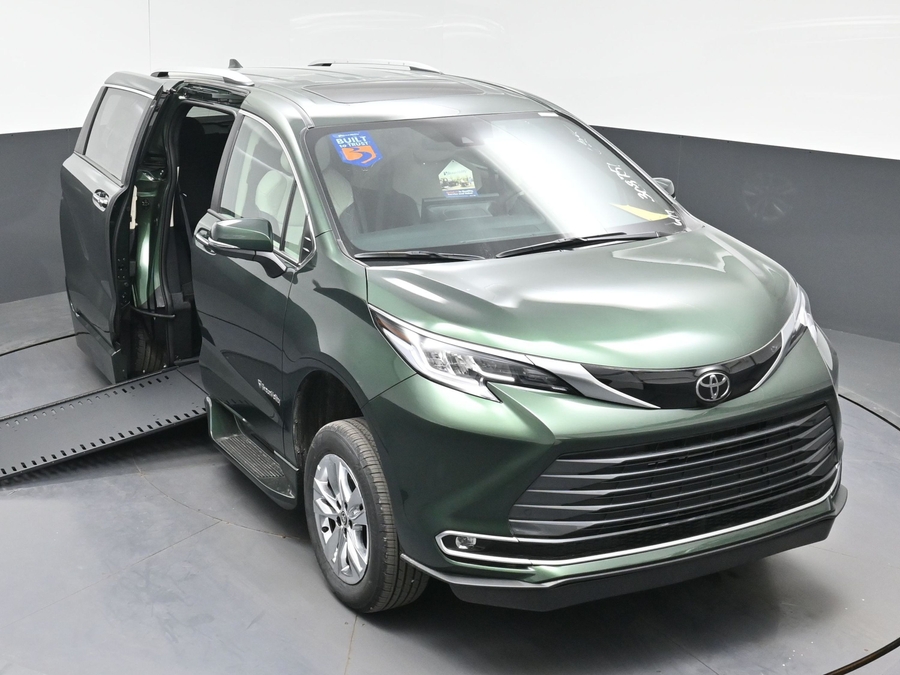 New 2026 Toyota Sienna Hybrid Limited - BraunAbility Side Entry In Floor Automatic Ramp