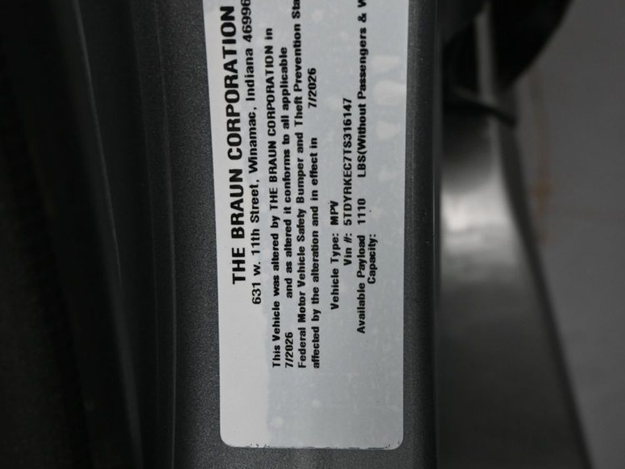 Grey Toyota Sienna image number 22