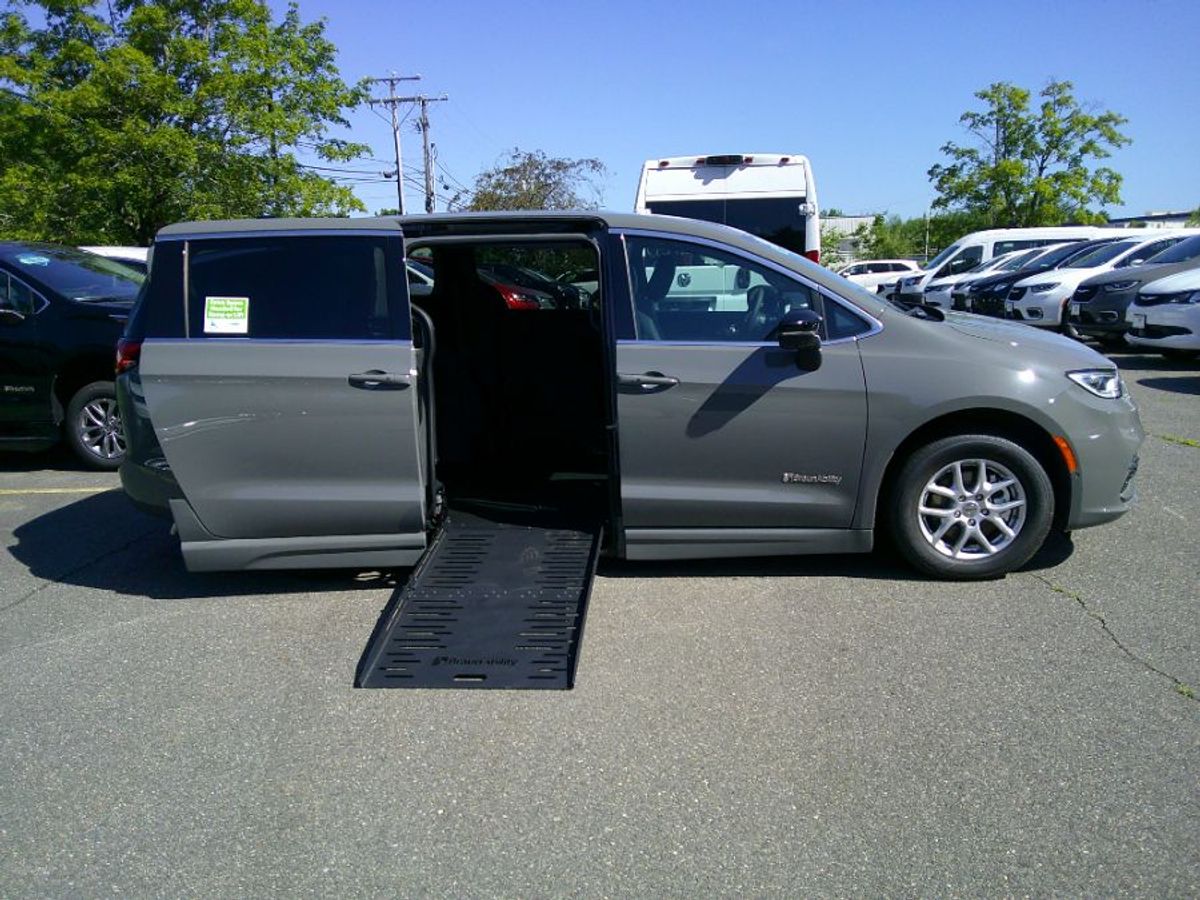 Grey Chrysler Pacifica image number 1