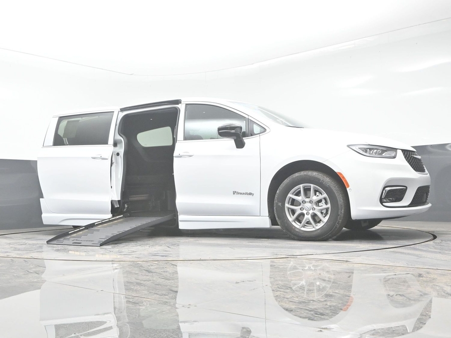 White Chrysler Pacifica image number 18