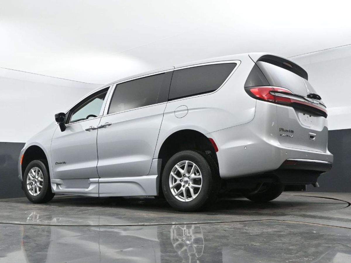 Silver Chrysler Pacifica image number 11