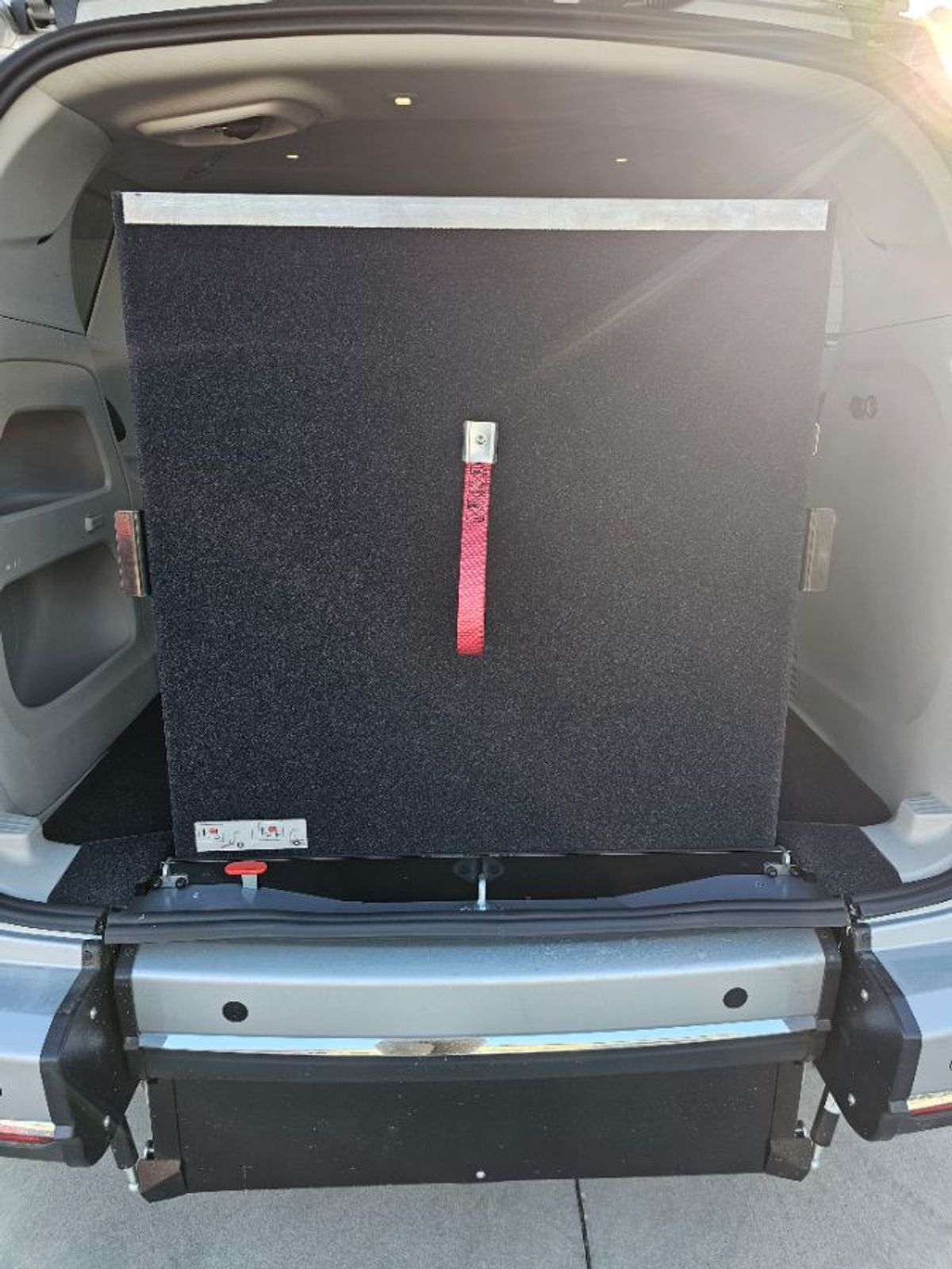 Silver Chrysler Pacifica image number 5