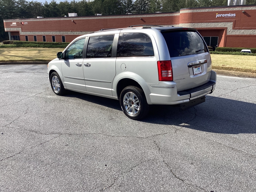  Chrysler Town and Country image number 2