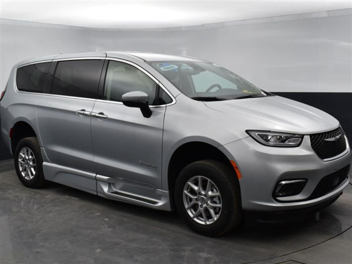 2023 Chrysler Pacifica Touring L - Photo 16